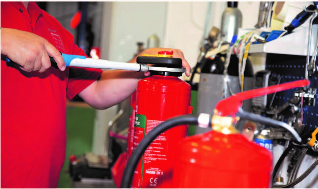 Prüfung eines Feuerlöschers in der Werkstatt
